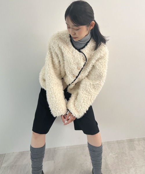 Futier land（フューティアランド）の「配色パイピングノーカラーボアコート（ブルゾン・レディース・ブラウン/アイボリー・MEDIUM/LARGE）」の11枚目の写真