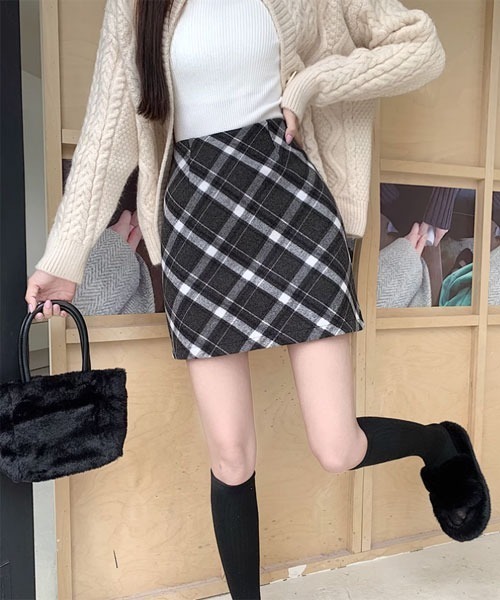 VIBGYOR Women(ヴィブジョー ウィメン)の「【Mayree】チェック柄 タイトスカート(スカート・レディース・ブラック・MEDIUM/LARGE/SMALL)」の2枚目の写真