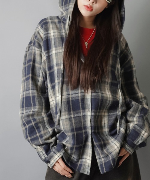 SPINNS（スピンズ）の「肉厚☆フード付きオーバーサイズチェックシャツ/起毛テレコ（シャツ/ブラウス・レディース・ブラック/アイボリー/ブラウン/ボルドー/ネイビー・ONESIZE）」の2枚目の写真