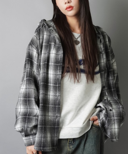 SPINNS（スピンズ）の「肉厚☆フード付きオーバーサイズチェックシャツ/起毛テレコ（シャツ/ブラウス・レディース・ブラック/アイボリー/ブラウン/ボルドー/ネイビー・ONESIZE）」の6枚目の写真