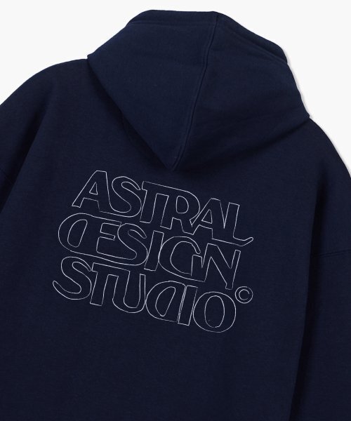 ASTRAL PROJECTION（アストラルプロジェクション）の「アストラルデザインスタジオ2 ワイドショルダーフードパーカー_ネイビー（パーカー・メンズ・その他・LARGE/MEDIUM）」の5枚目の写真