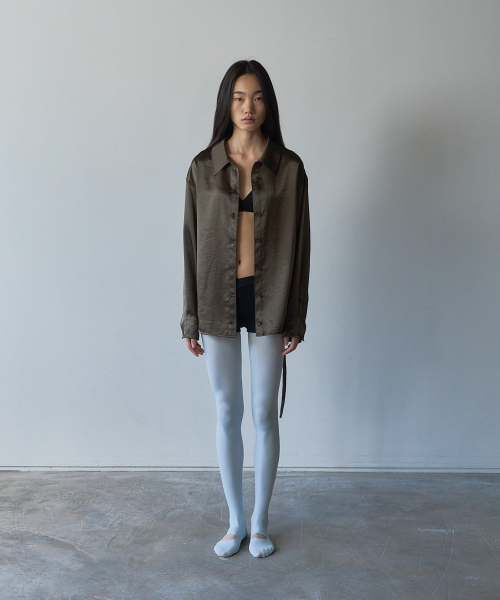 LETOILE(レトワール)の「TUCK SLEEVE SATIN SHIRT(シャツ/ブラウス・レディース・カーキ・FREE)」の2枚目の写真