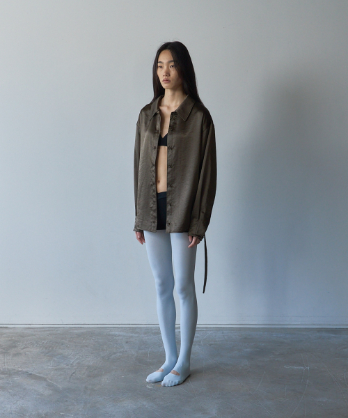LETOILE(レトワール)の「TUCK SLEEVE SATIN SHIRT(シャツ/ブラウス・レディース・カーキ・FREE)」の3枚目の写真