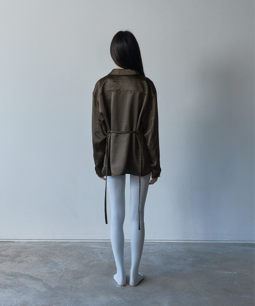 LETOILE(レトワール)の「TUCK SLEEVE SATIN SHIRT(シャツ/ブラウス・レディース・カーキ・FREE)」の4枚目の写真