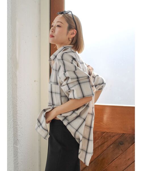 Ungrid(アングリッド)の「カットオフデザインチェックルーズシャツ(シャツ/ブラウス・レディース・アイボリー/レッド・FREE)」の2枚目の写真