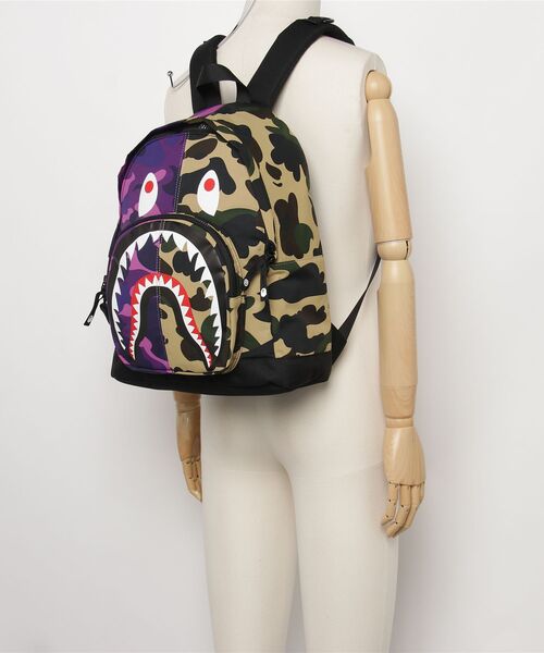 A BATHING APE(アベイシングエイプ)の「SPLIT CAMO SHARK DAYPACK(バックパック/リュック・キッズ・ブルー系その他・FREE)」の9枚目の写真