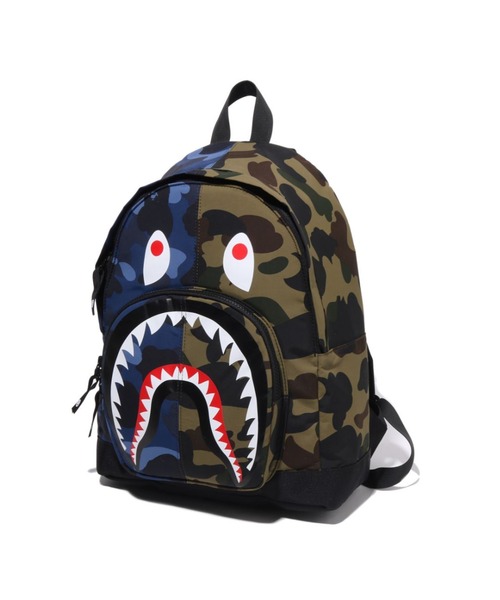 A BATHING APE(アベイシングエイプ)の「SPLIT CAMO SHARK DAYPACK(バックパック/リュック・キッズ・ブルー系その他・FREE)」の1枚目の写真