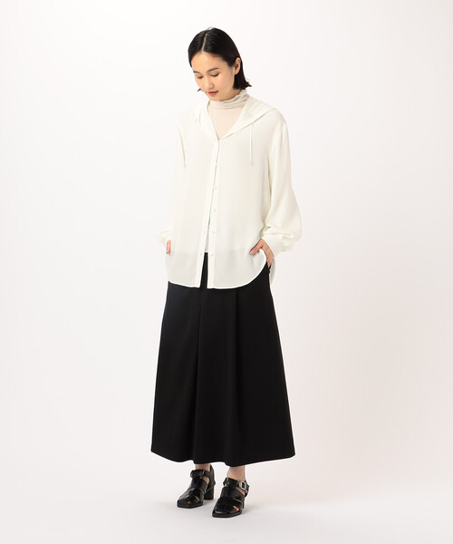 Gabardine K.T(ギャバジンケーティー)の「とろ~んバックサテン フード付きブラウス(シャツ/ブラウス・レディース・ブラック・7号)」の2枚目の写真