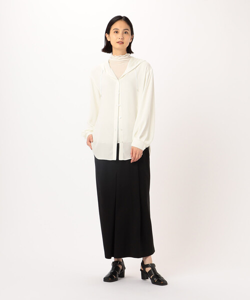 Gabardine K.T(ギャバジンケーティー)の「とろ~んバックサテン フード付きブラウス(シャツ/ブラウス・レディース・ブラック・7号)」の3枚目の写真