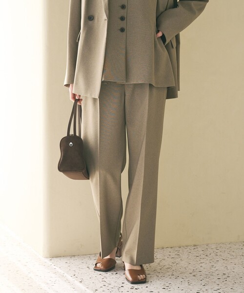 BEAUTY&YOUTH UNITED ARROWS(ビューティーアンドユースユナイテッドアローズ)の「【WEB限定 Wardrobe DAILY MINIMAL】メランジ タックストレートパンツ ウォッシャブル(スラックス・レディース・モカ/ブラック/ベージュ・S/M/L)」の4枚目の写真