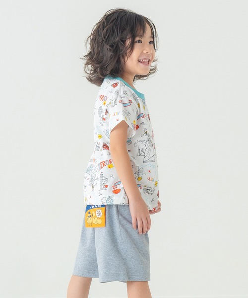 DILASH（ディラッシュ）の「【お揃い可◎・綿100%】世界を旅する！手書き風イラスト総柄Tシャツ（Tシャツ/カットソー・キッズ・オフホワイト/グレー・80/90/100/110/120/130/140）」の4枚目の写真