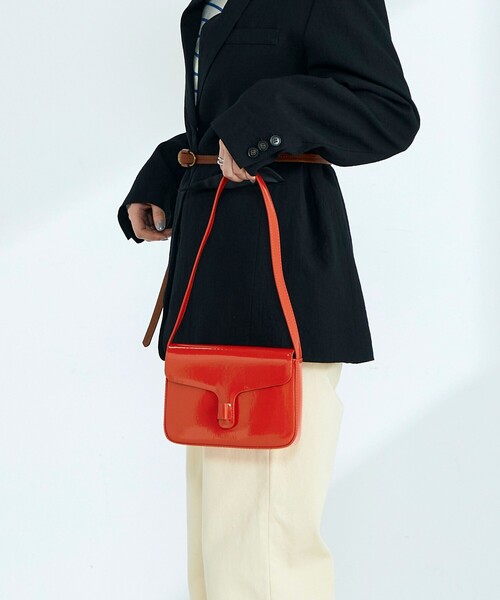 fredy emue（フレディエミュ）の「エナメルフラップワンハンドルバッグ（ショルダーバッグ・レディース・レッド/ブラック・FREE）」の19枚目の写真