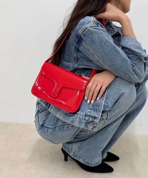 fredy emue（フレディエミュ）の「エナメルフラップワンハンドルバッグ（ショルダーバッグ・レディース・レッド/ブラック・FREE）」の15枚目の写真