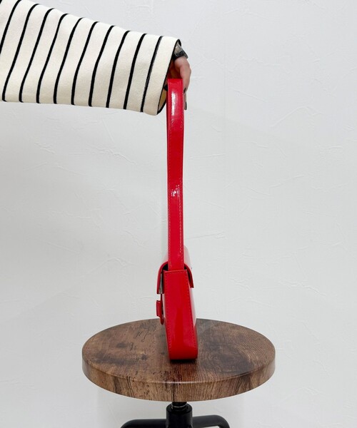 fredy emue（フレディエミュ）の「エナメルフラップワンハンドルバッグ（ショルダーバッグ・レディース・レッド/ブラック・FREE）」の10枚目の写真