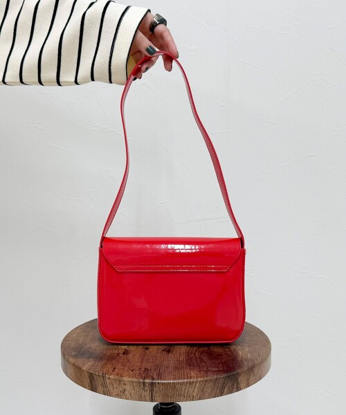 fredy emue（フレディエミュ）の「エナメルフラップワンハンドルバッグ（ショルダーバッグ・レディース・レッド/ブラック・FREE）」の9枚目の写真