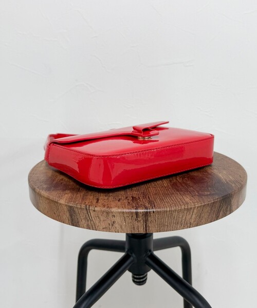 fredy emue（フレディエミュ）の「エナメルフラップワンハンドルバッグ（ショルダーバッグ・レディース・レッド/ブラック・FREE）」の8枚目の写真