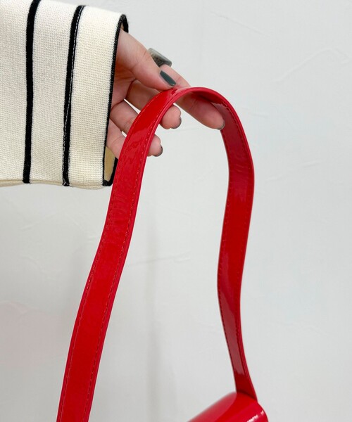 fredy emue（フレディエミュ）の「エナメルフラップワンハンドルバッグ（ショルダーバッグ・レディース・レッド/ブラック・FREE）」の7枚目の写真