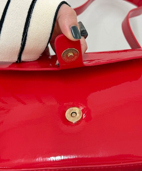 fredy emue（フレディエミュ）の「エナメルフラップワンハンドルバッグ（ショルダーバッグ・レディース・レッド/ブラック・FREE）」の5枚目の写真