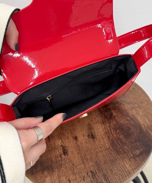 fredy emue（フレディエミュ）の「エナメルフラップワンハンドルバッグ（ショルダーバッグ・レディース・レッド/ブラック・FREE）」の4枚目の写真