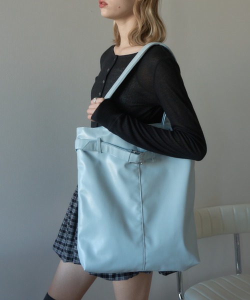 Birthday room（バースデイルーム）の「【A4サイズ/ジャンボうちわ収納可能】フェイクレザーベルトトートバッグ/Faux Leather Belt Tote Bag（トートバッグ・レディース・ライトブルー/ブラック/チョコ・FREE）」の22枚目の写真