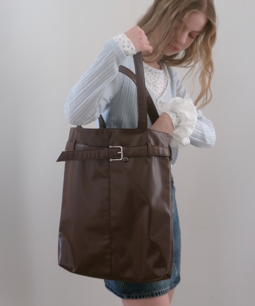 Birthday room（バースデイルーム）の「【A4サイズ/ジャンボうちわ収納可能】フェイクレザーベルトトートバッグ/Faux Leather Belt Tote Bag（トートバッグ・レディース・ライトブルー/ブラック/チョコ・FREE）」の15枚目の写真