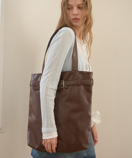 Birthday room（バースデイルーム）の「【A4サイズ/ジャンボうちわ収納可能】フェイクレザーベルトトートバッグ/Faux Leather Belt Tote Bag（トートバッグ・レディース・ライトブルー/ブラック/チョコ・FREE）」の10枚目の写真