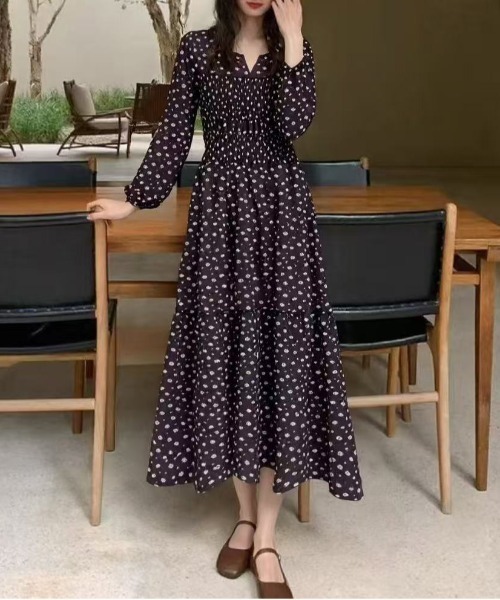 FINEnough(ファインナフ)の「花柄プリントシャーリング ドット柄見えティアードワンピース(ワンピース・レディース・ネイビー/ホワイト/ブラック・FREE)」の2枚目の写真