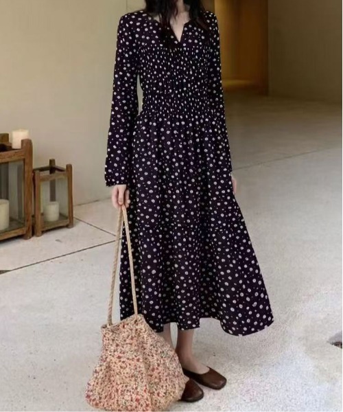 FINEnough(ファインナフ)の「花柄プリントシャーリング ドット柄見えティアードワンピース(ワンピース・レディース・ネイビー/ホワイト/ブラック・FREE)」の4枚目の写真