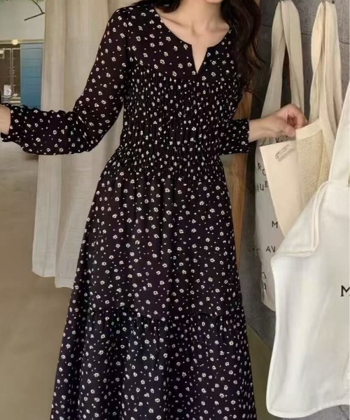 FINEnough(ファインナフ)の「花柄プリントシャーリング ドット柄見えティアードワンピース(ワンピース・レディース・ネイビー/ホワイト/ブラック・FREE)」の6枚目の写真