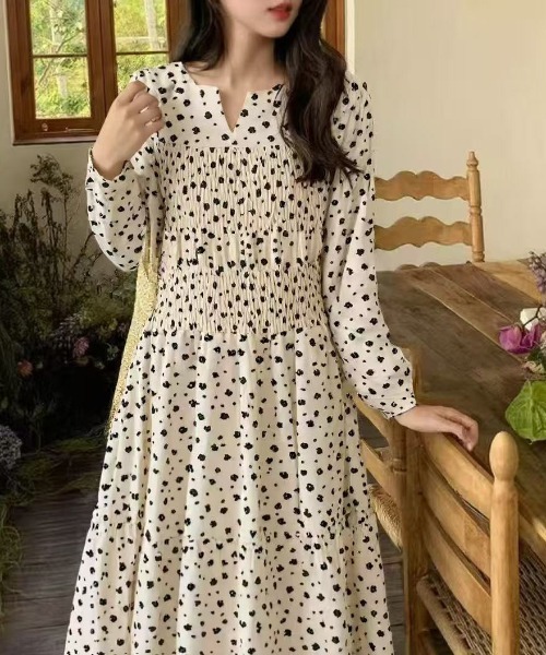 FINEnough(ファインナフ)の「花柄プリントシャーリング ドット柄見えティアードワンピース(ワンピース・レディース・ネイビー/ホワイト/ブラック・FREE)」の12枚目の写真