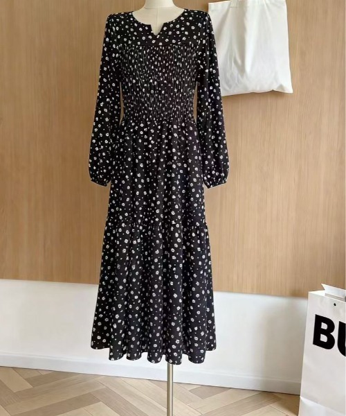 FINEnough(ファインナフ)の「花柄プリントシャーリング ドット柄見えティアードワンピース(ワンピース・レディース・ネイビー/ホワイト/ブラック・FREE)」の15枚目の写真