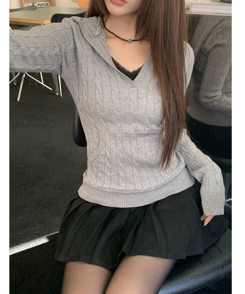 anyonemore(エニワンモア)の「スリムケーブル編みフード付きVネックニット(ニット/セーター・レディース・グレー・FREE)」の9枚目の写真