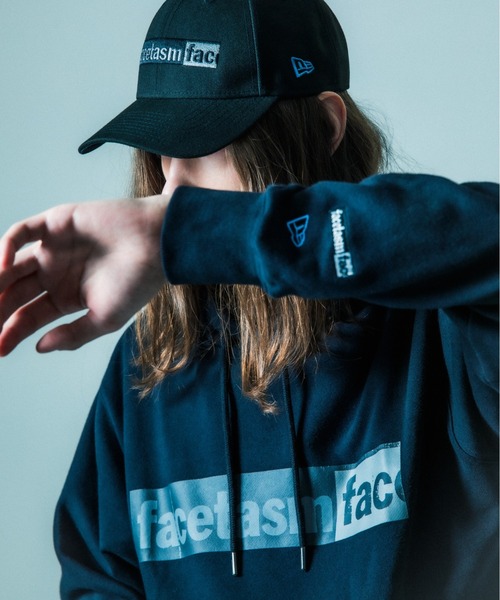 FACETASM(ファセッタズム)の「FACETASM × NEW ERA/ファセッタズム×ニューエラ/Sweat Pullover Logo Hoodie/裏毛スウェット プルオーバーロゴフーディー(パーカー・メンズ・ブラック・M/L/XL)」の2枚目の写真
