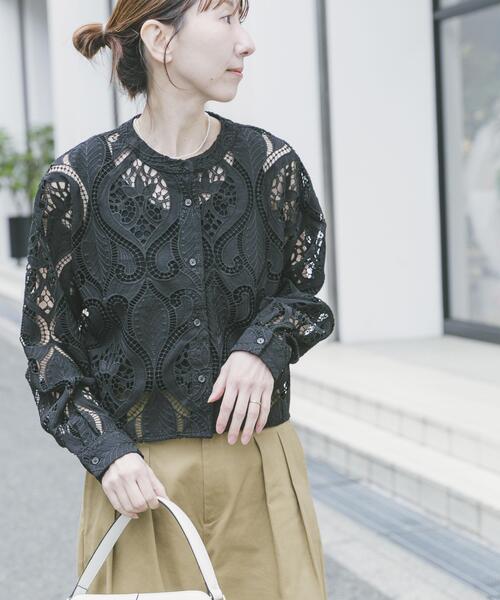 ITEMS URBANRESEARCH（アイテムズ アーバンリサーチ）の「レースクロップドシャツ（シャツ/ブラウス・レディース・ホワイト/ブラック・FREE）」の2枚目の写真