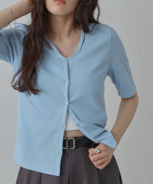 COLONY 2139(コロニートゥーワンスリーナイン)の「スリットVネック半袖カーディガン(Tシャツ/カットソー・レディース・チャコールグレー/ブラック/サックスブルー・FREE)」の3枚目の写真