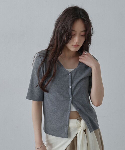 COLONY 2139(コロニートゥーワンスリーナイン)の「スリットVネック半袖カーディガン(Tシャツ/カットソー・レディース・チャコールグレー/ブラック/サックスブルー・FREE)」の14枚目の写真