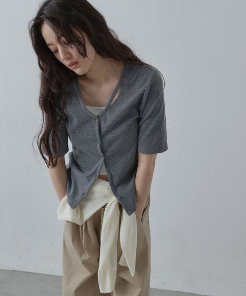 COLONY 2139(コロニートゥーワンスリーナイン)の「スリットVネック半袖カーディガン(Tシャツ/カットソー・レディース・チャコールグレー/ブラック/サックスブルー・FREE)」の16枚目の写真