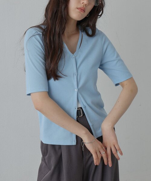 COLONY 2139(コロニートゥーワンスリーナイン)の「スリットVネック半袖カーディガン(Tシャツ/カットソー・レディース・チャコールグレー/ブラック/サックスブルー・FREE)」の22枚目の写真
