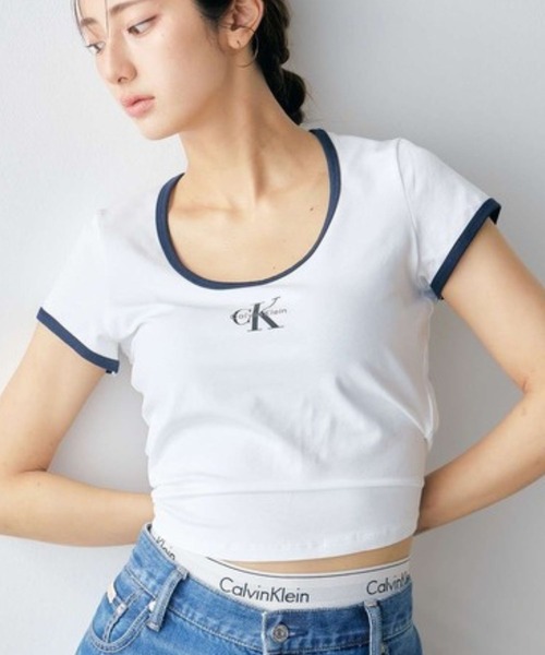 Calvin Klein(カルバン・クライン)の「ショートスリーブモノグラムスクープネックベビーTシャツ(Tシャツ/カットソー・レディース・ホワイト/ブラック・XS/S/M)」の1枚目の写真