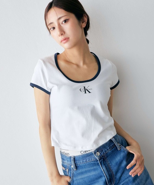 Calvin Klein(カルバン・クライン)の「ショートスリーブモノグラムスクープネックベビーTシャツ(Tシャツ/カットソー・レディース・ホワイト/ブラック・XS/S/M)」の21枚目の写真