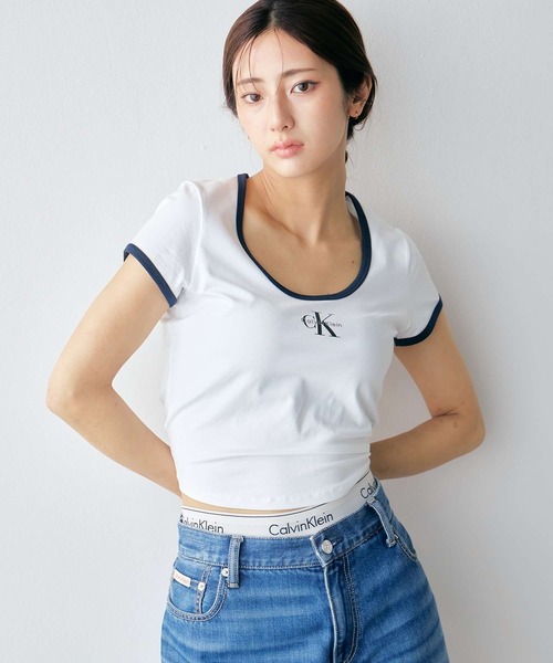 Calvin Klein(カルバン・クライン)の「ショートスリーブモノグラムスクープネックベビーTシャツ(Tシャツ/カットソー・レディース・ホワイト/ブラック・XS/S/M)」の20枚目の写真