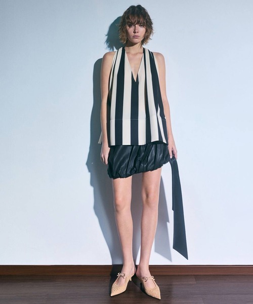 CHARLES & KEITH(チャールズ & キース)の「レザーエンブロイダリー ヒールミュール(サンダル・レディース・ベージュ/ホワイト・22.5cm/23cm/23.5cm/24.5cm/25cm)」の3枚目の写真
