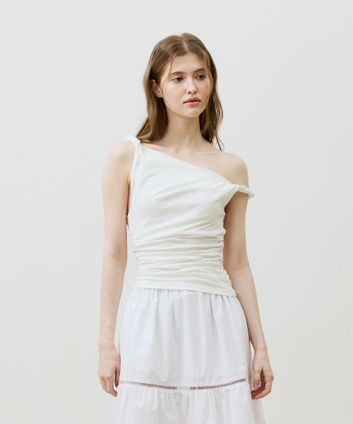 ARI（アリ）の「COS TWISTED SHIRRLING TOP / IVORY（Tシャツ/カットソー・レディース・アイボリー・FREE）」の2枚目の写真