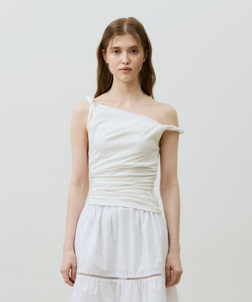 ARI（アリ）の「COS TWISTED SHIRRLING TOP / IVORY（Tシャツ/カットソー・レディース・アイボリー・FREE）」の3枚目の写真