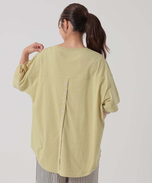 HEART MARKET(ハートマーケット)の「ヘムテールバックボタンチュニック(Tシャツ/カットソー・レディース・ナチュラル/ブラック系/ブラック/イエロー/チャコール/グリーン・FREE)」の6枚目の写真