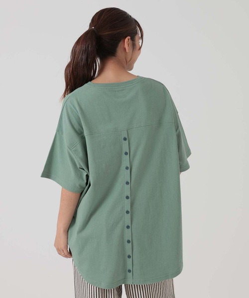 HEART MARKET(ハートマーケット)の「ヘムテールバックボタンチュニック(Tシャツ/カットソー・レディース・ナチュラル/ブラック系/ブラック/イエロー/チャコール/グリーン・FREE)」の5枚目の写真