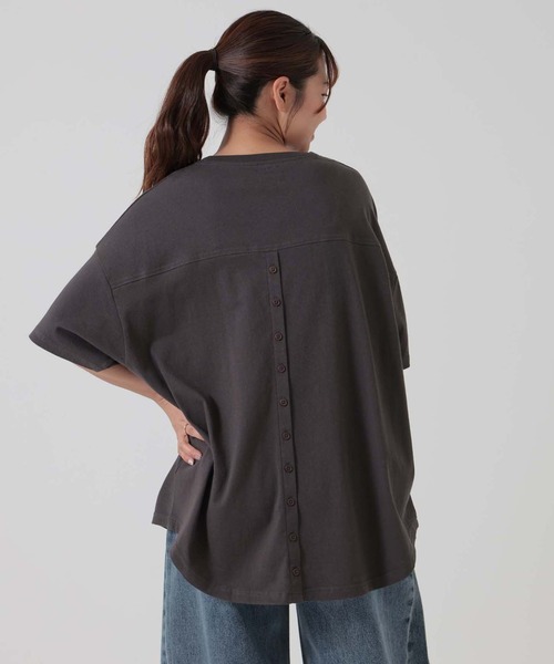HEART MARKET(ハートマーケット)の「ヘムテールバックボタンチュニック(Tシャツ/カットソー・レディース・ナチュラル/ブラック系/ブラック/イエロー/チャコール/グリーン・FREE)」の3枚目の写真