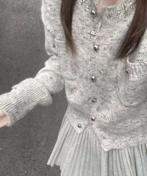 Ritzy(リッツィー)の「ビジュー付き クルーネッククロップドニットカーディガン(カーディガン/ボレロ・レディース・グレー・FREE)」の3枚目の写真