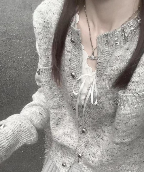 Ritzy(リッツィー)の「ビジュー付き クルーネッククロップドニットカーディガン(カーディガン/ボレロ・レディース・グレー・FREE)」の4枚目の写真