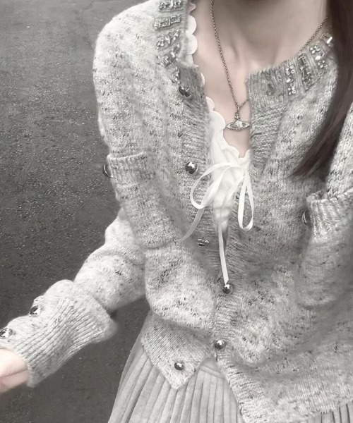 Ritzy(リッツィー)の「ビジュー付き クルーネッククロップドニットカーディガン(カーディガン/ボレロ・レディース・グレー・FREE)」の5枚目の写真